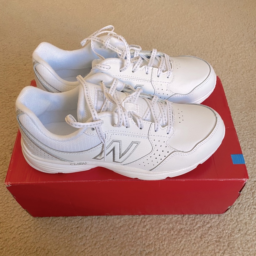 Women’s Size 7.5W New Balance Sneakers NEVER WORN!
